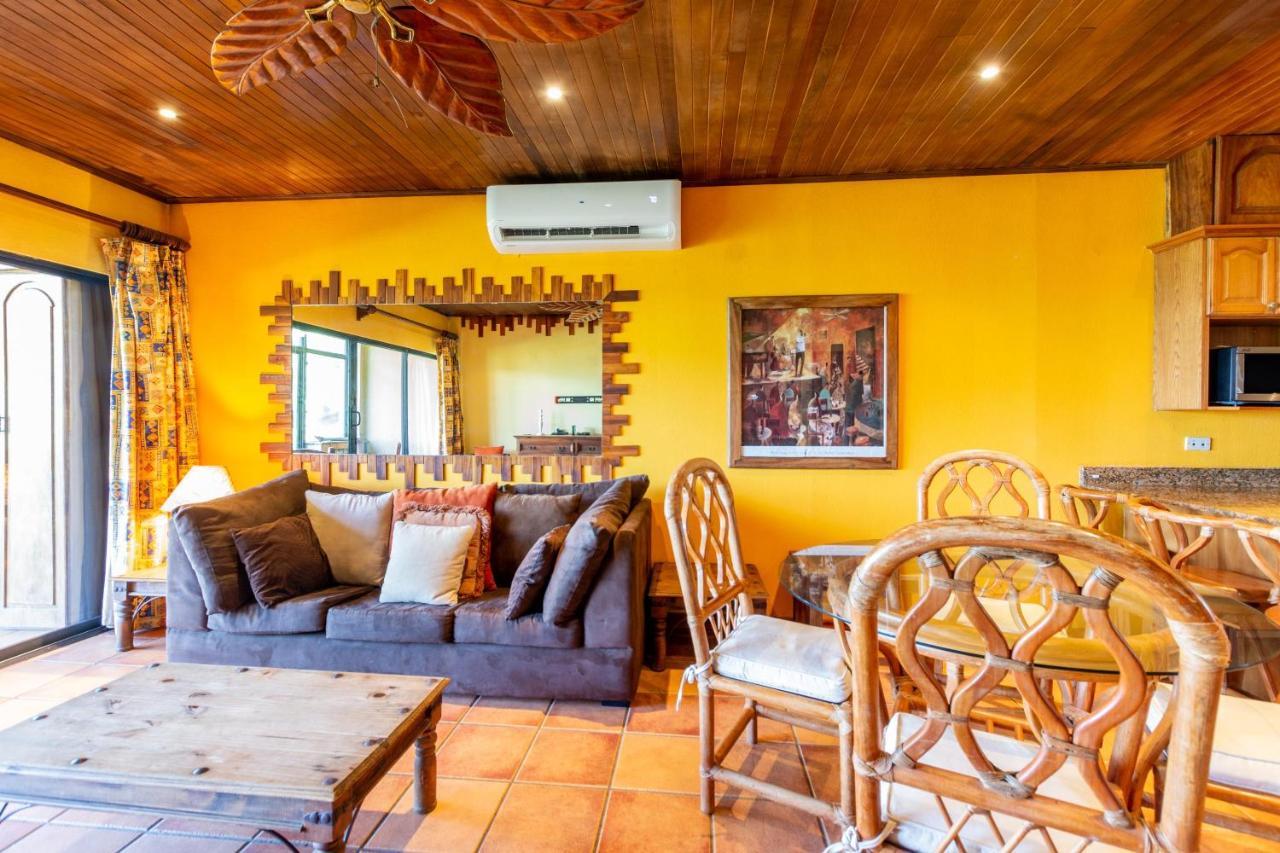 Warm Interiors And Orange Hues On Ground Floor In Front Of Beach Playa Flamingo Exterior foto