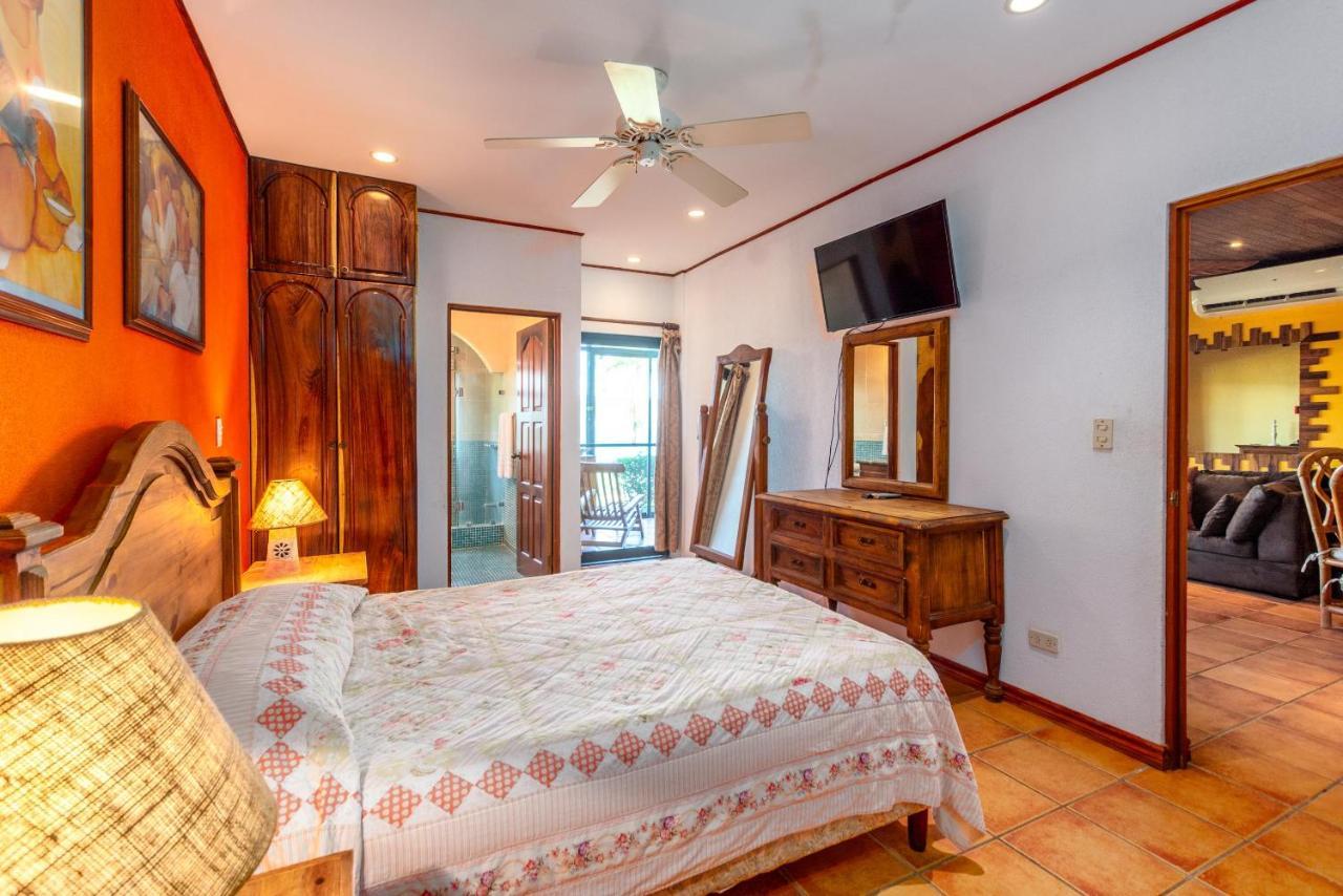 Warm Interiors And Orange Hues On Ground Floor In Front Of Beach Playa Flamingo Exterior foto