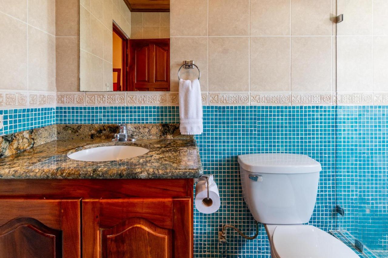 Warm Interiors And Orange Hues On Ground Floor In Front Of Beach Playa Flamingo Exterior foto